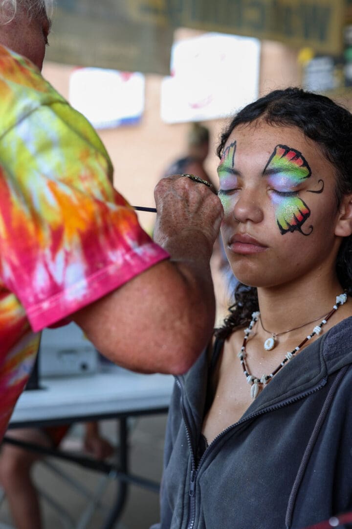 Face Painter painting butterfly
